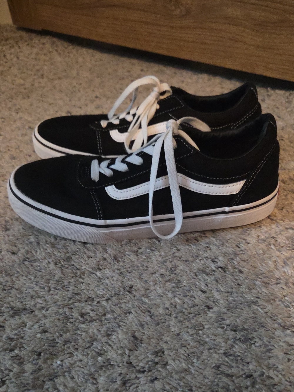Vans Black and White Old Skool Sneakers WORN TWICE....LIKE NEW. Youth Size 6